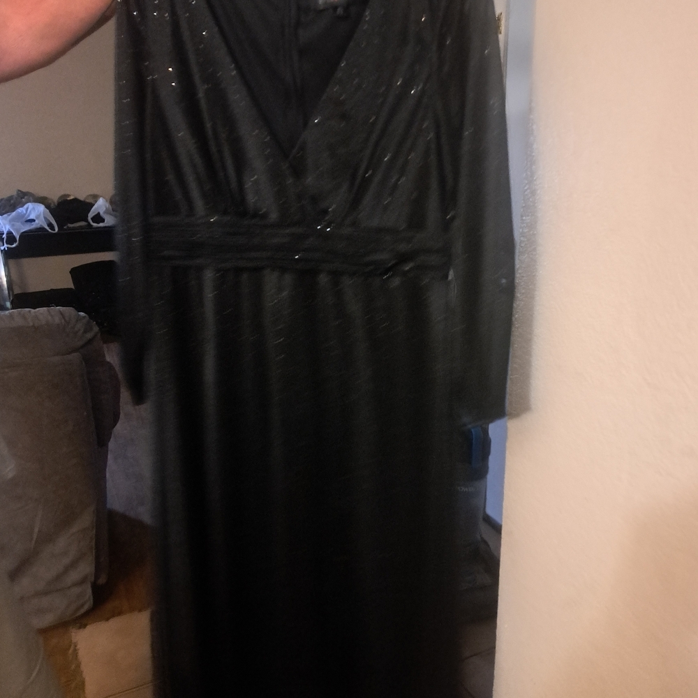 Elegant Black Long Sleeve Maxi Dress with Subtle Sparkle